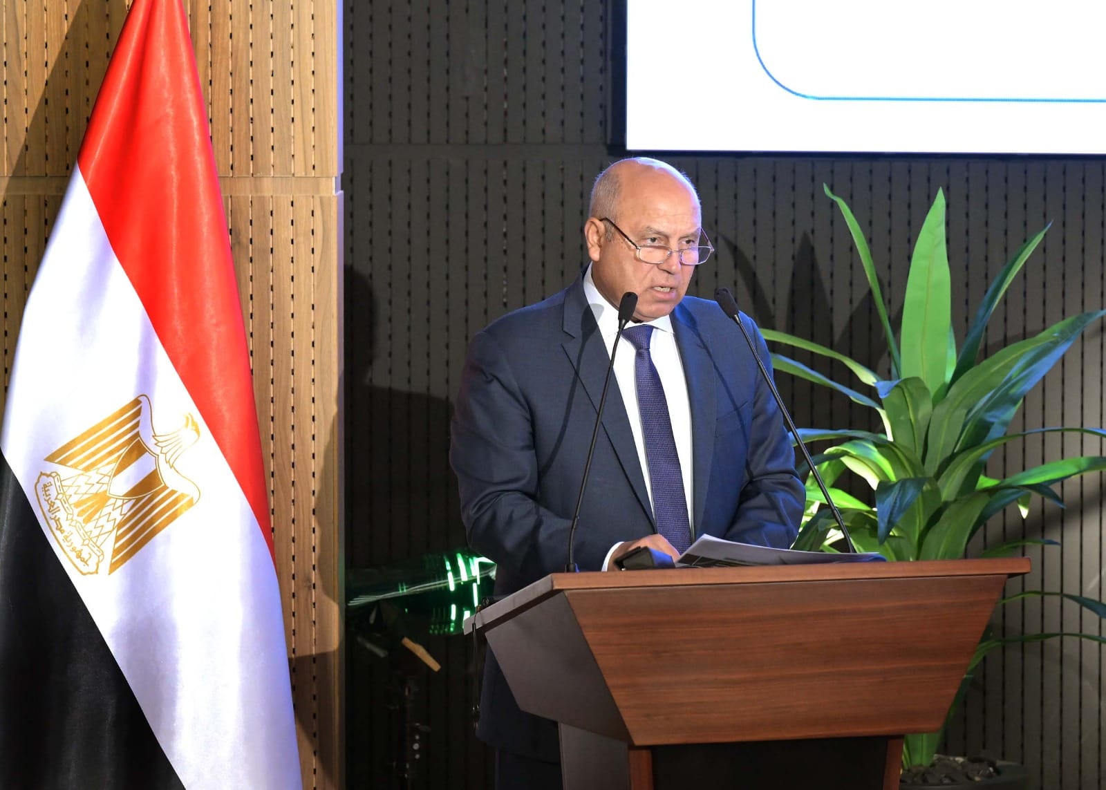 حملات معاينة ومراجعة شاملة تطلقها وزارة الصناعة على مستوى الجمهوريةبالتنسيق مع الجهات المعنيةلمراجعة مدى التزام كافة مصانع الأسمنت بتشغيل خطوطها الإنتاجية المرخصة بالكامل