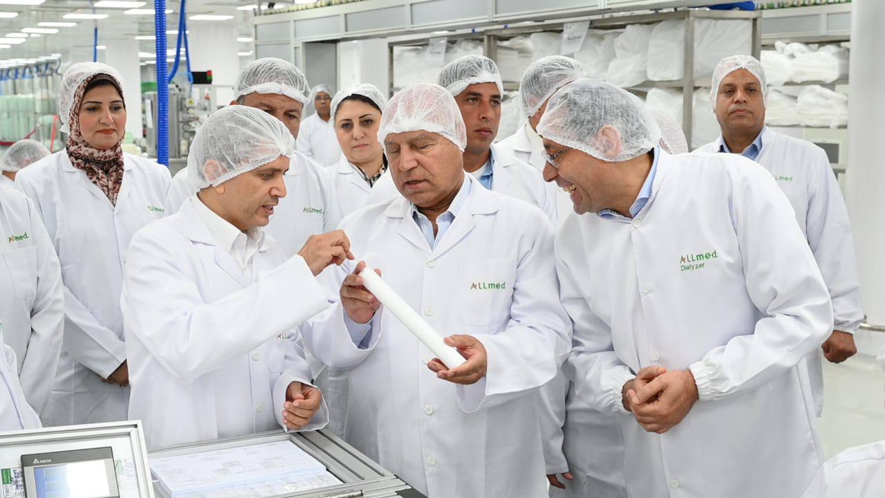 نائب رئيس مجلس الوزراء للتنمية الصناعية ووزير الصناعة والنقل يفتتح خط إنتاج مرشحات الغسيل الكلوي ومصنع محاليل الغسيل الكلوي بطاقة ٤٠ مليون لتر سنويا بشركة أولميد ميدل إيست