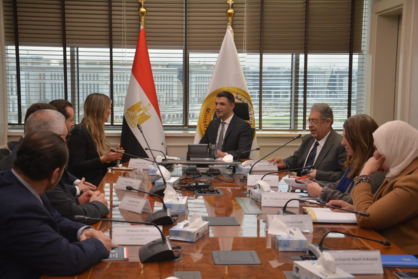 وزير الصناعة يستعرض مع مرسيدس بنز إيجيبت فرص توطين صناعة السيارات وتعميق المكون المحلي