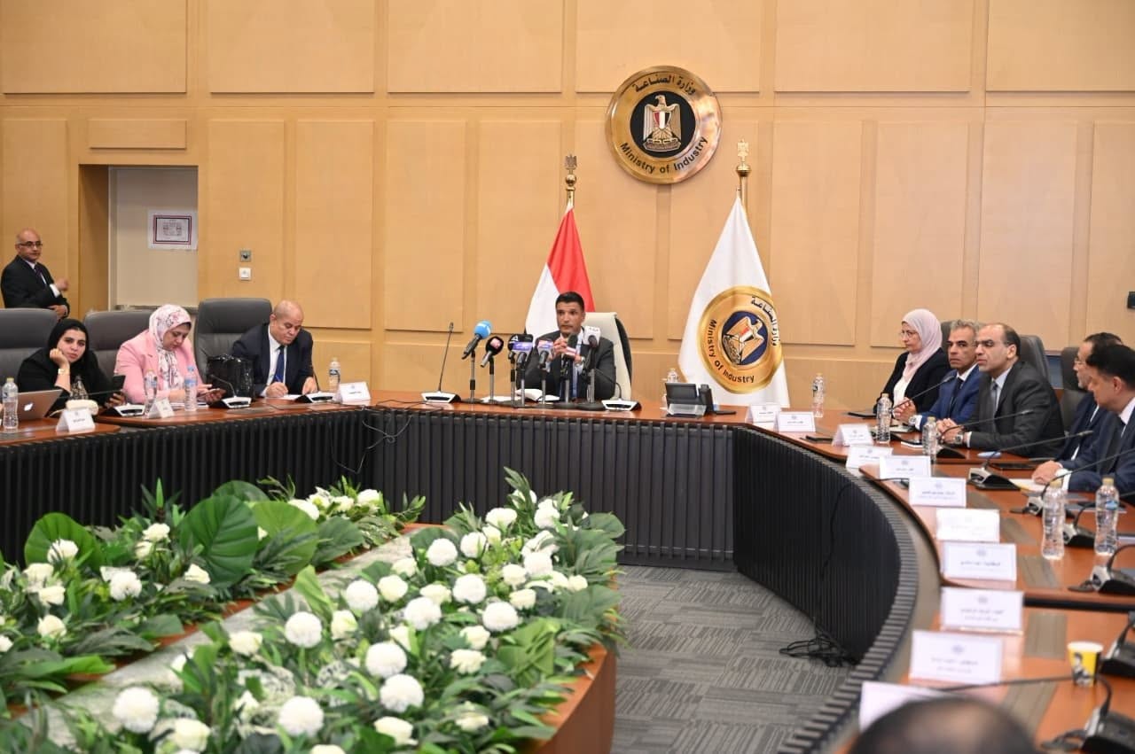 وزير الصناعة يعلن إتاحة نظام الإيجار المنتهي بالتملك للأراضي الصناعية ويطلق المنظومة الرقمية الموحدة لدعم المصنعين 